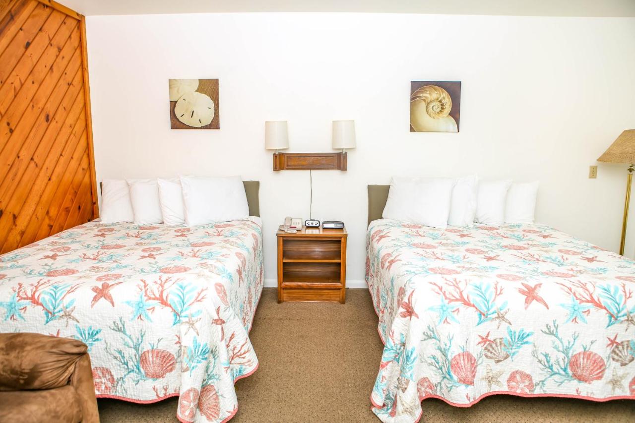 2 QUEEN BEDS NONSMOKING at Waterside Inn
