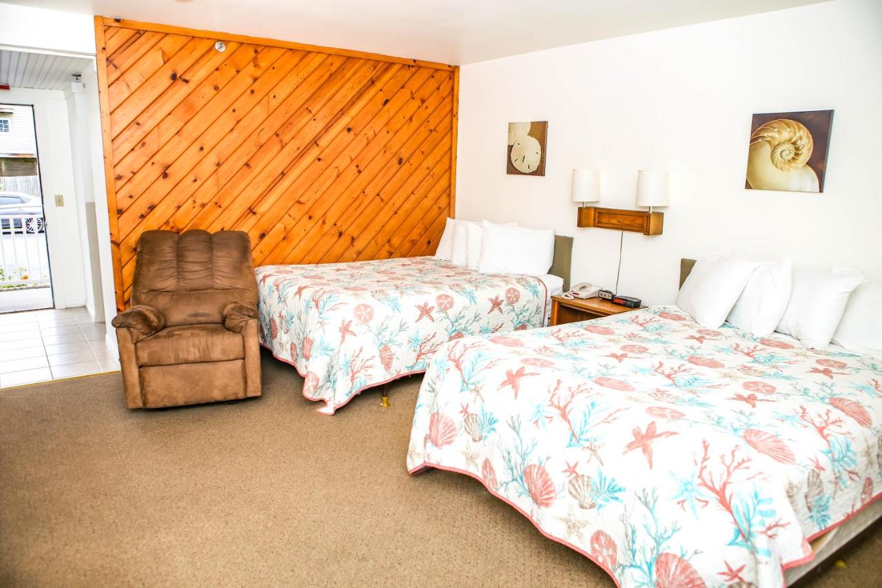 2 QUEEN BEDS NONSMOKING at Waterside Inn