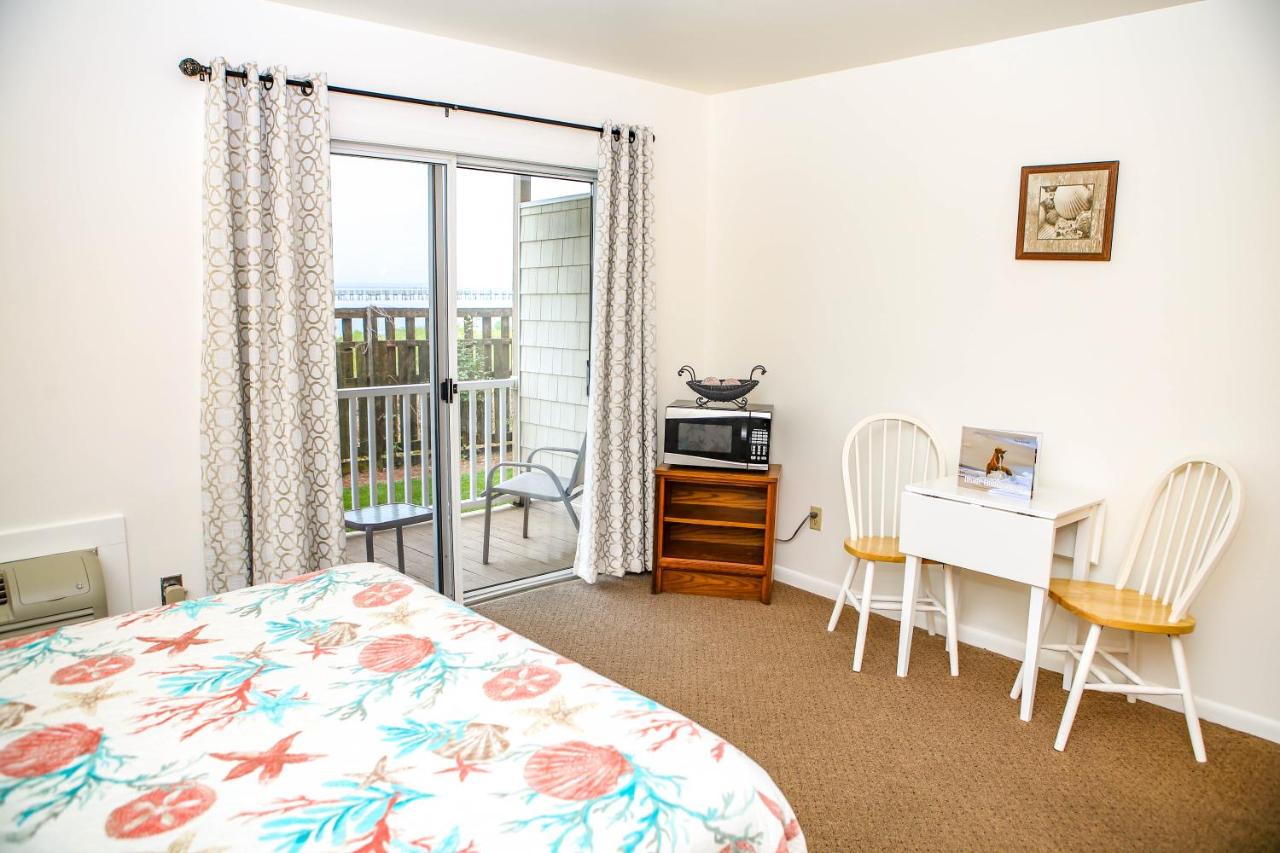2 QUEEN BEDS NONSMOKING at Waterside Inn