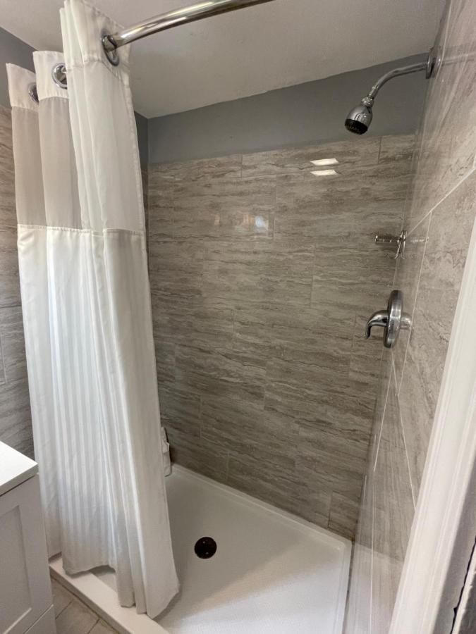 | Aquastar Inn