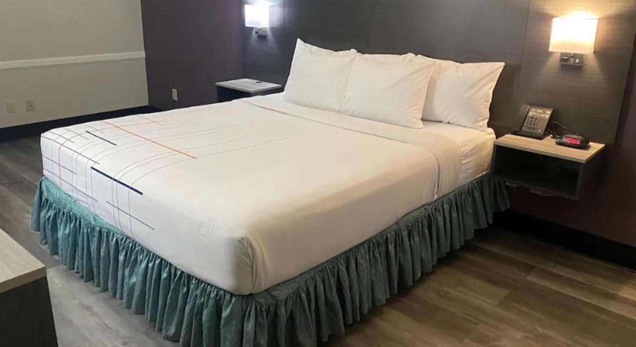 Deluxe 1 King Bed at La Quinta Inn by Wyndham Bakersfield South