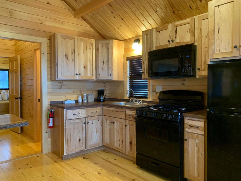 Family Cabin at Waterfront Inn - Mackinaw City