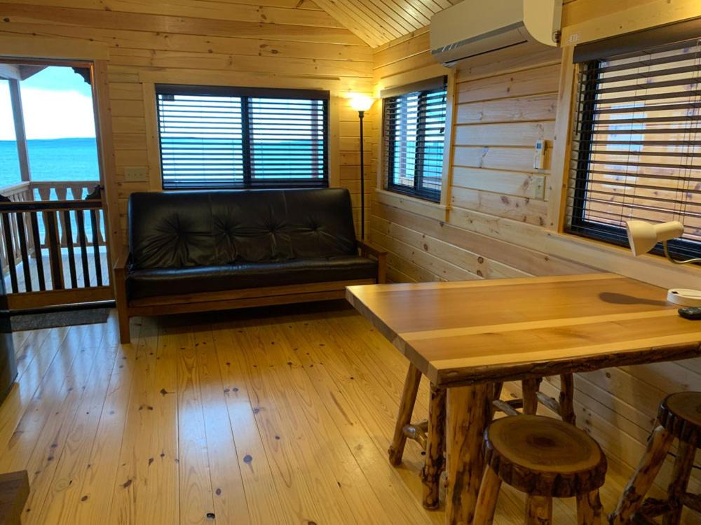 Family Cabin at Waterfront Inn - Mackinaw City