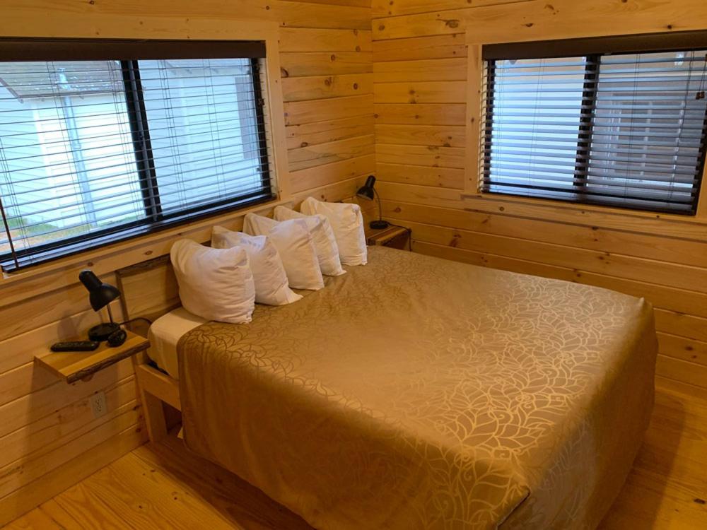 Family Cabin at Waterfront Inn - Mackinaw City