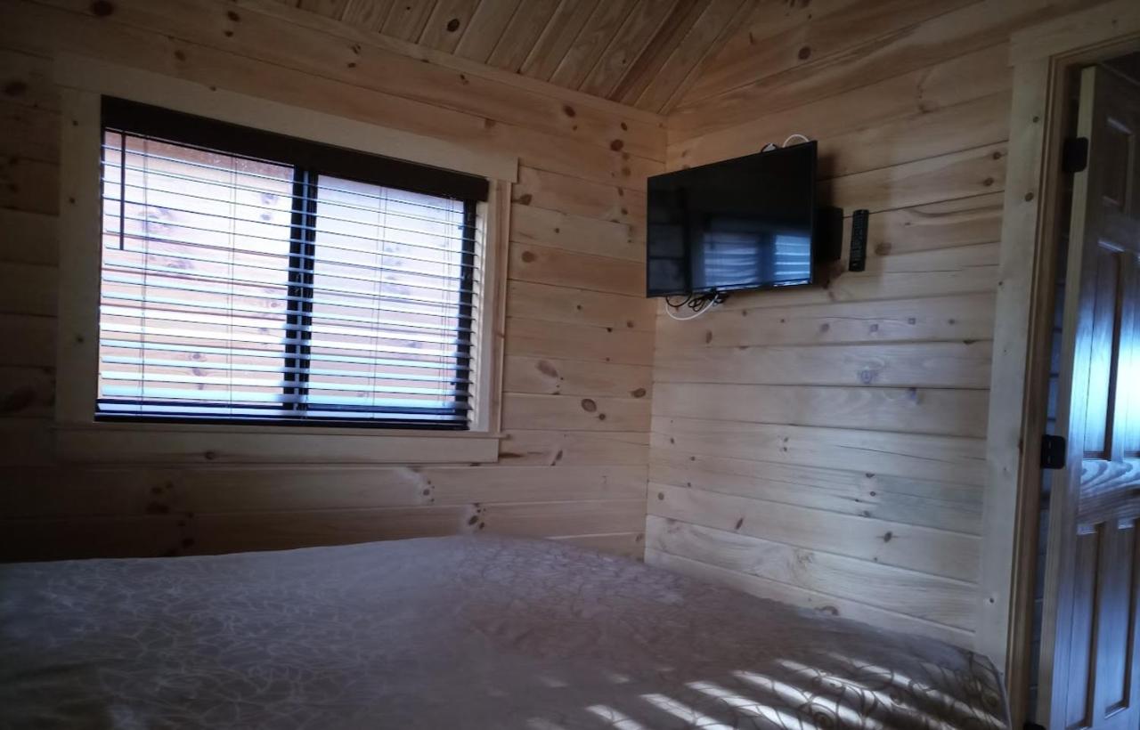 Family Cabin at Waterfront Inn - Mackinaw City