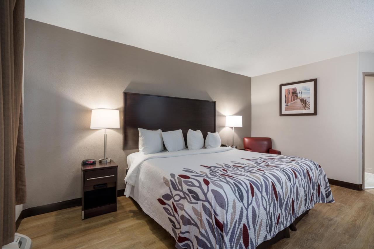 King Room - Disability Access at Red Roof Inn & Suites Jacksonville, NC