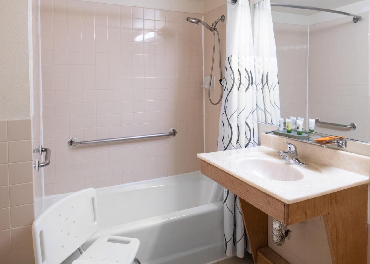 King Room - Disability Access at Glendale Hotel