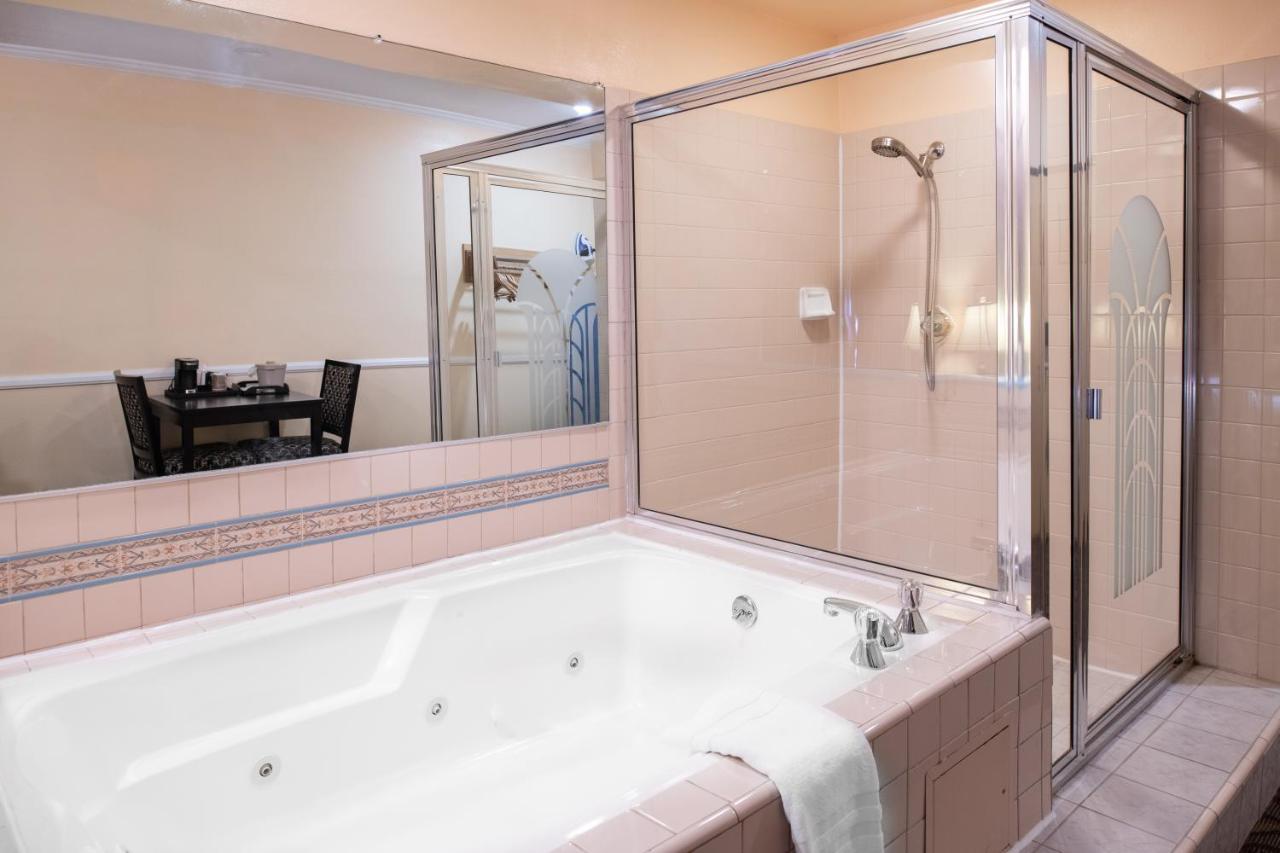 Queen Room with Spa Bath at Glendale Hotel