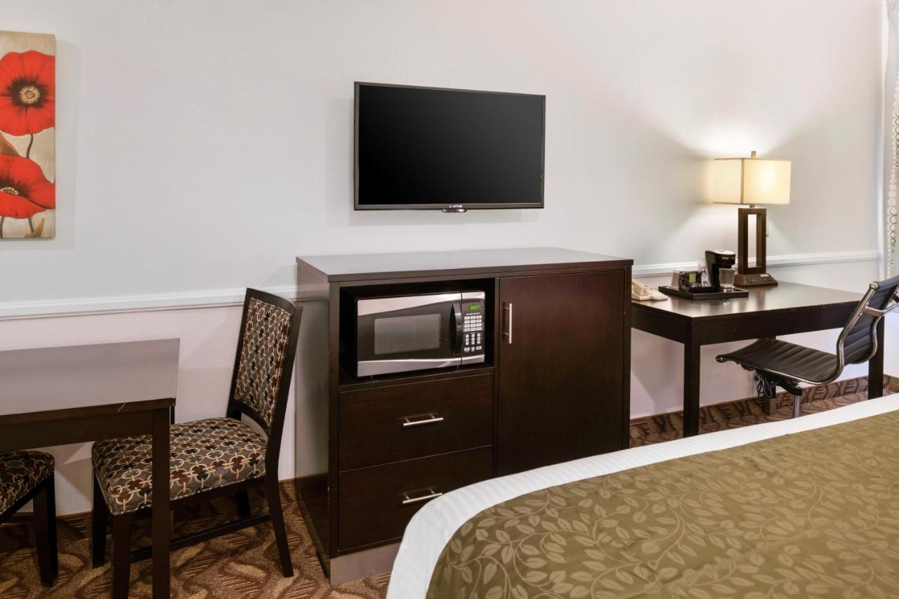 Deluxe King Room - Non Smoking at Glendale Hotel