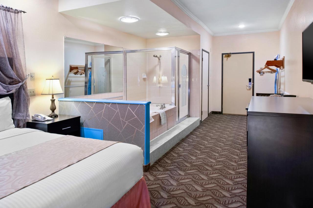 Queen Room with Spa Bath at Glendale Hotel