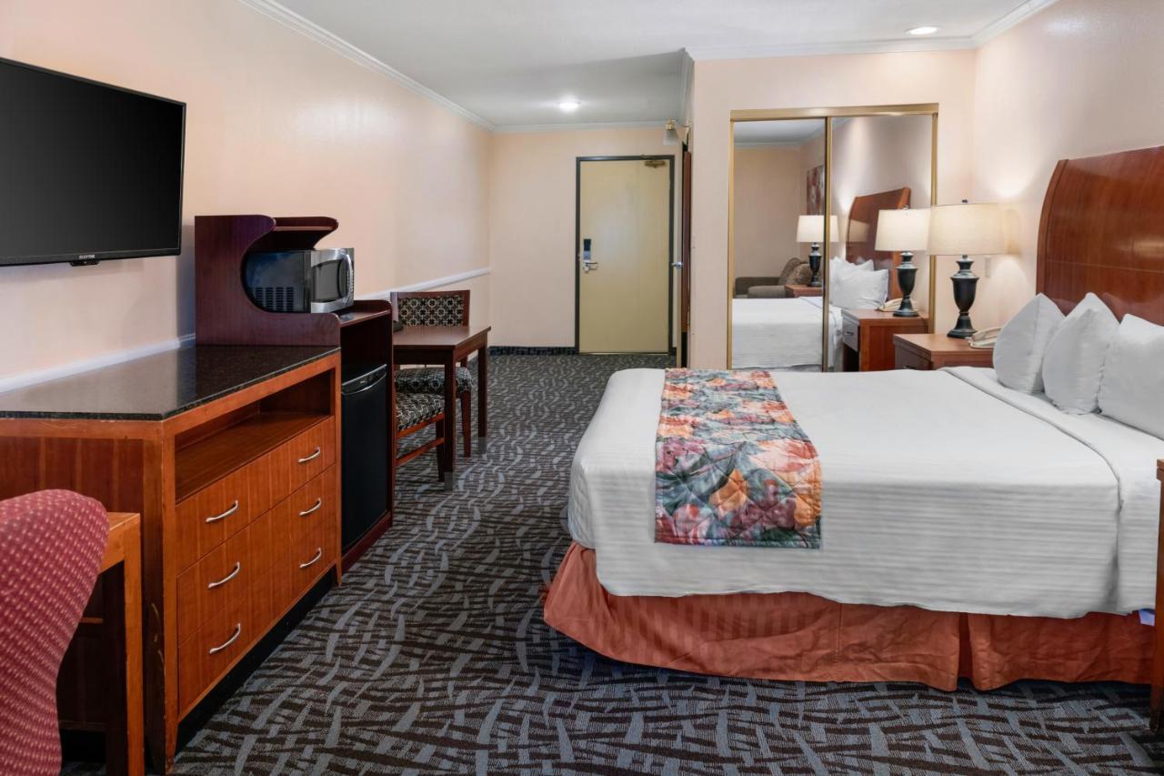 Standard Queen Room at Glendale Hotel