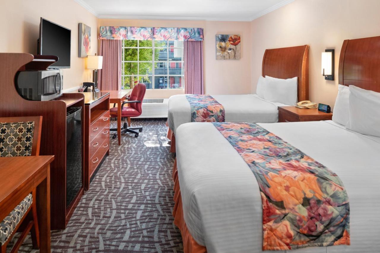 Standard Queen Room with Two Queen Beds at Glendale Hotel