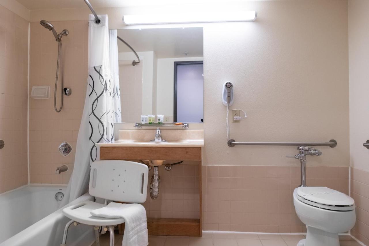 King Room - Disability Access at Glendale Hotel