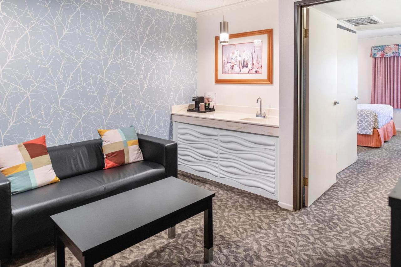 Queen Room at Glendale Hotel