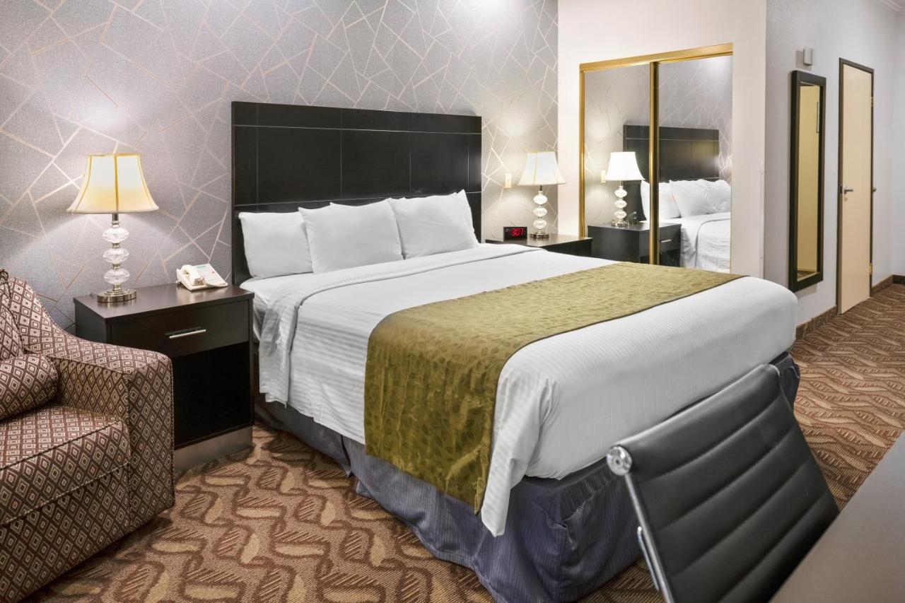 Deluxe King Room - Non Smoking at Glendale Hotel
