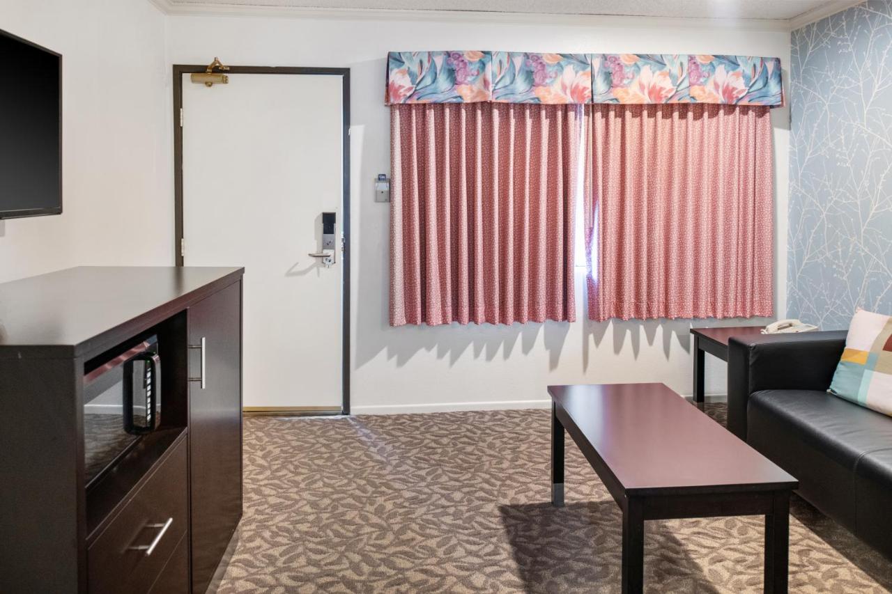 Queen Room at Glendale Hotel