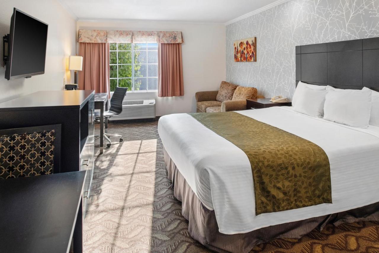 Deluxe King Room - Non Smoking at Glendale Hotel