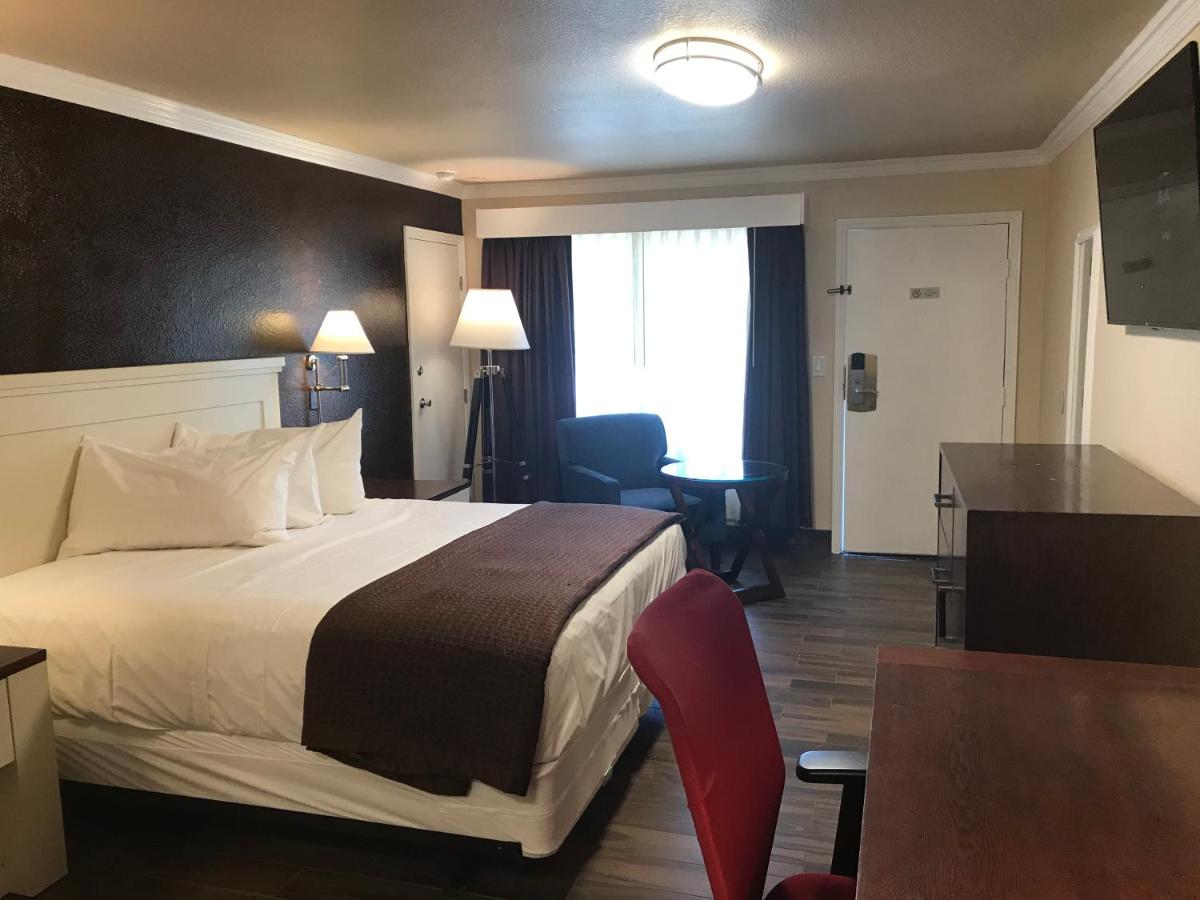 | Abby's Anaheimer Inn - Across Disneyland Park