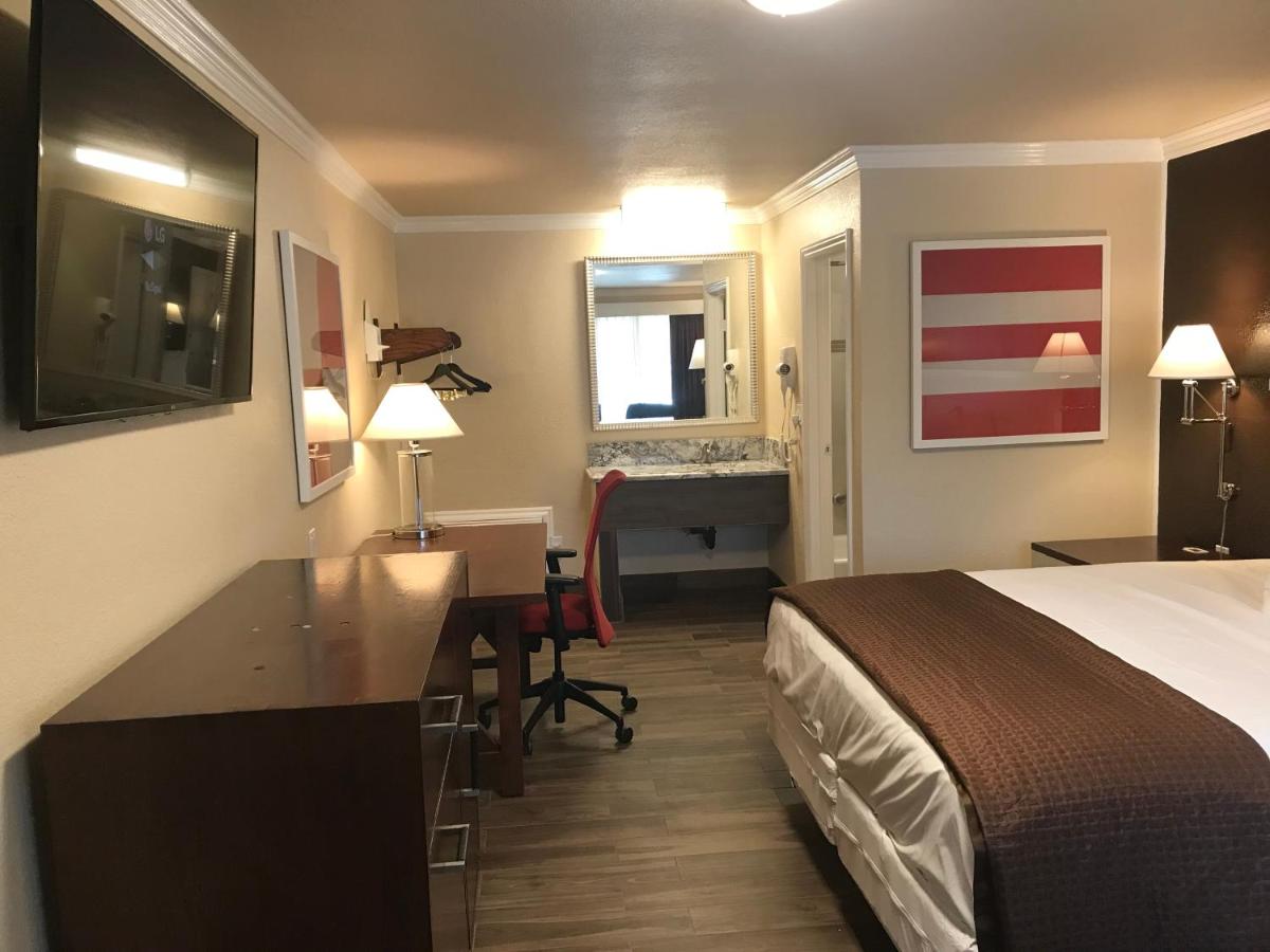 | Abby's Anaheimer Inn - Across Disneyland Park