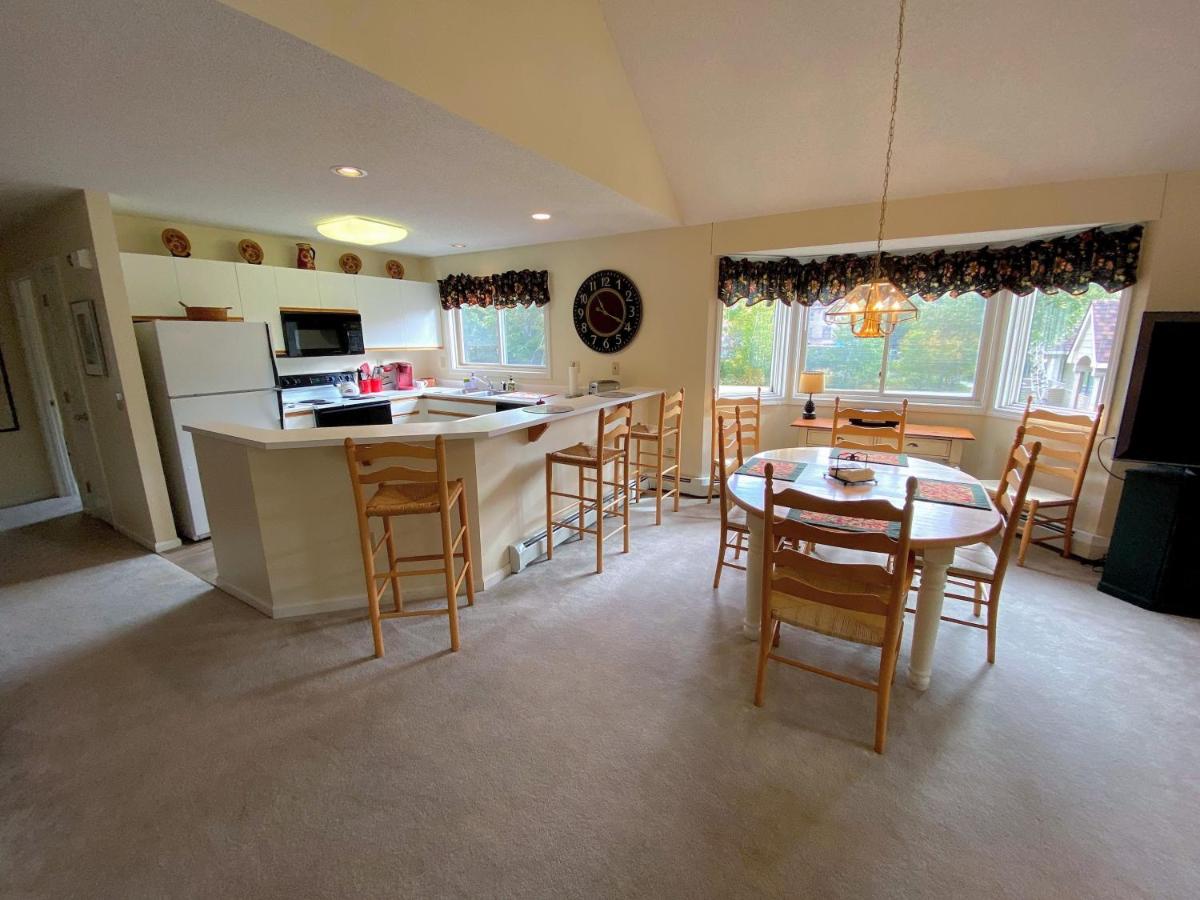 | F2 Comfortable golf course townhouse within walking distance of Mount Washington Hotel