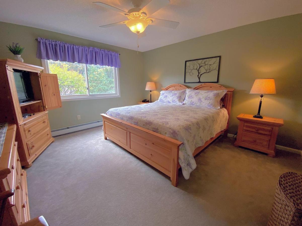 | F2 Comfortable golf course townhouse within walking distance of Mount Washington Hotel