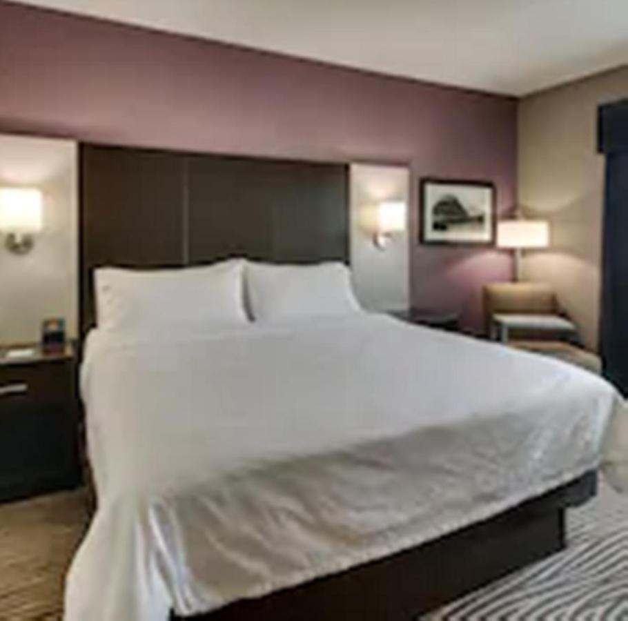 | Holiday Inn Express & Suites Cheektowaga North East, an IHG Hotel