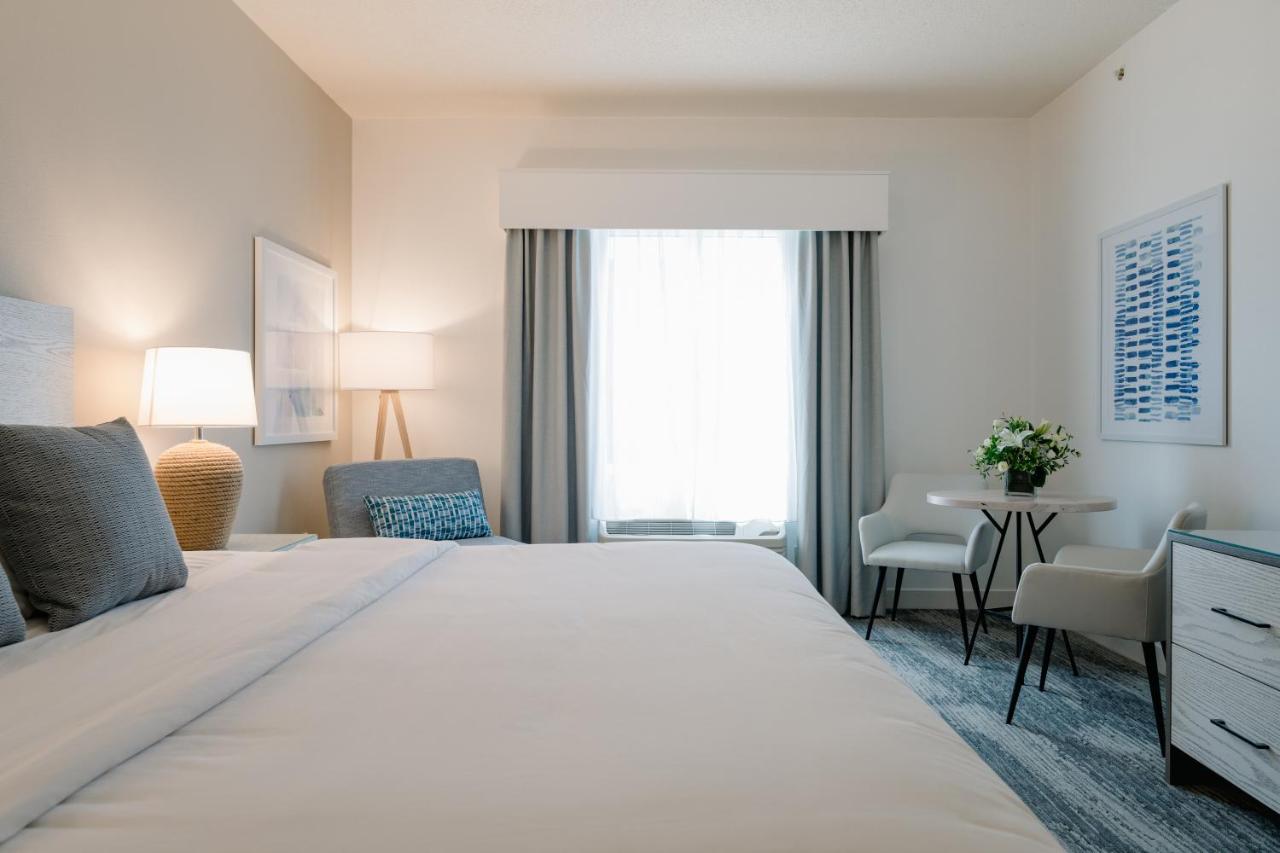 King Room with Accessible Bath Tub - Disability Access at Hotel Bethany Beach