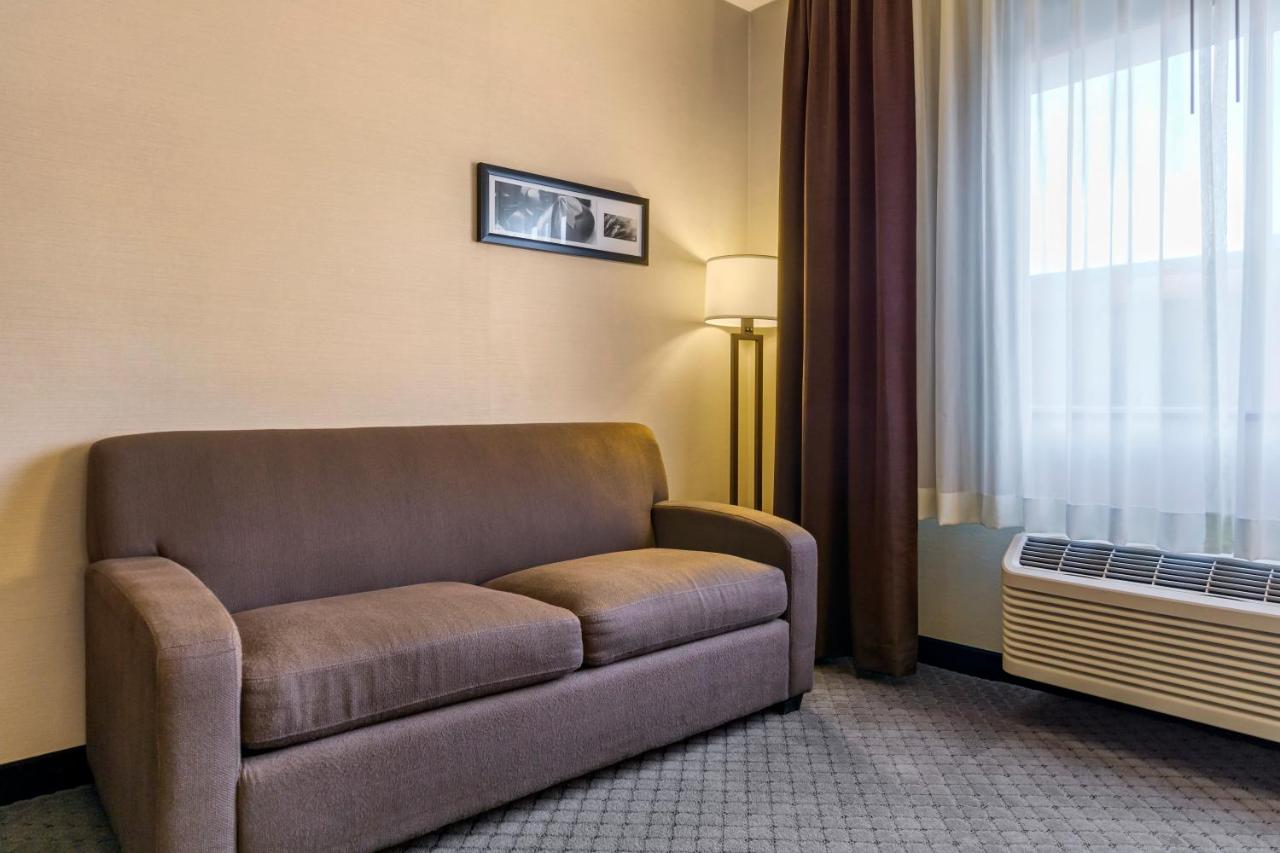 King Room with Sofa Bed at Comfort Inn Kent - Seattle