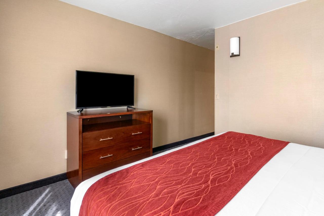 King Suite at Comfort Inn Kent - Seattle