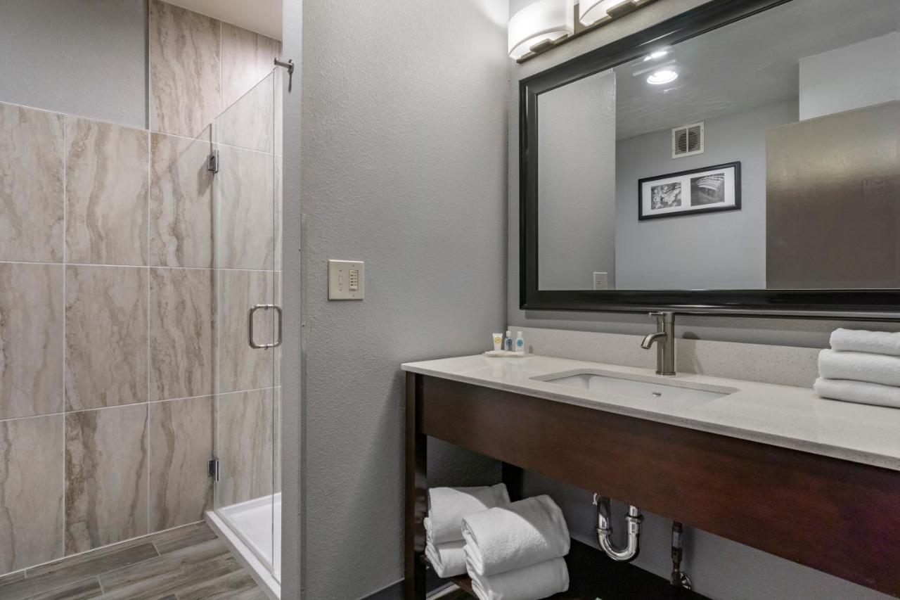 King Suite at Comfort Inn Kent - Seattle