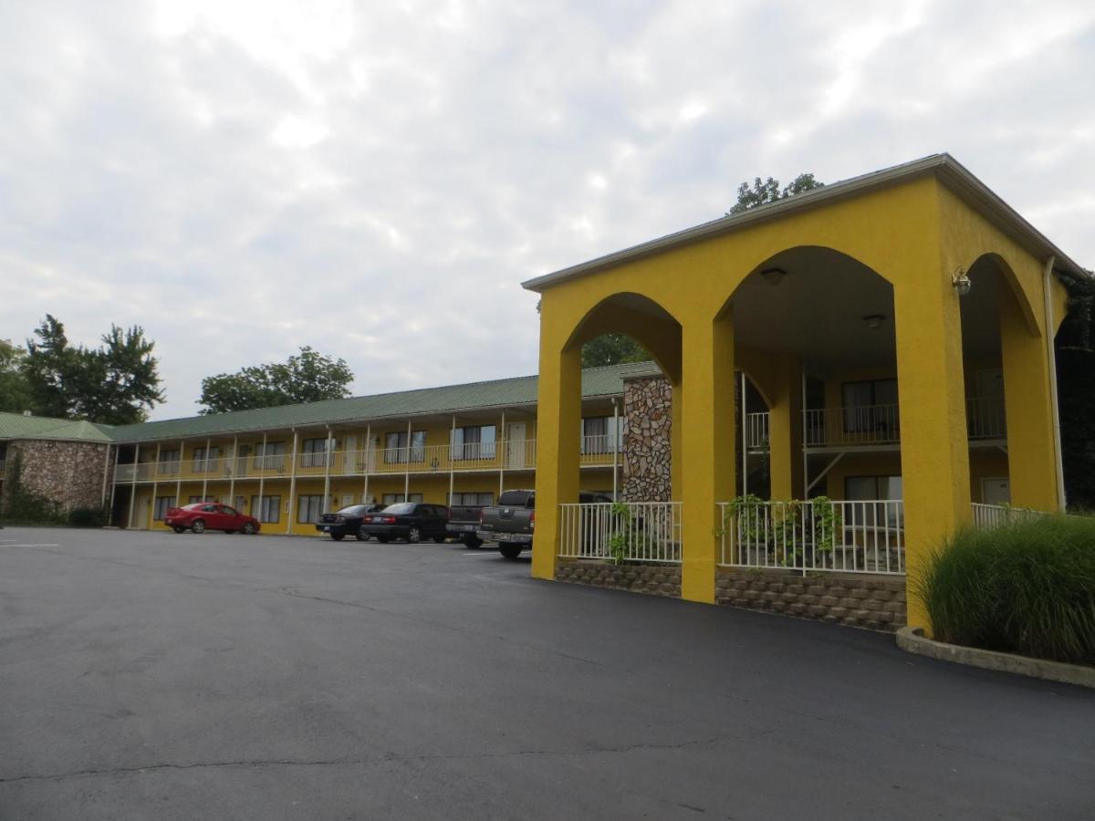 | Golden Manor Inn & Suites