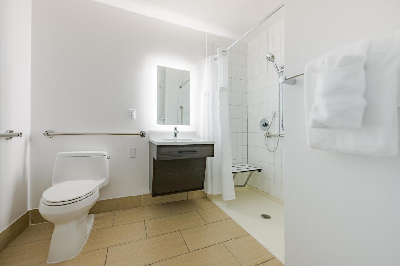 King Room with Roll-In Shower - Disability Access at Hotel Bethany Beach