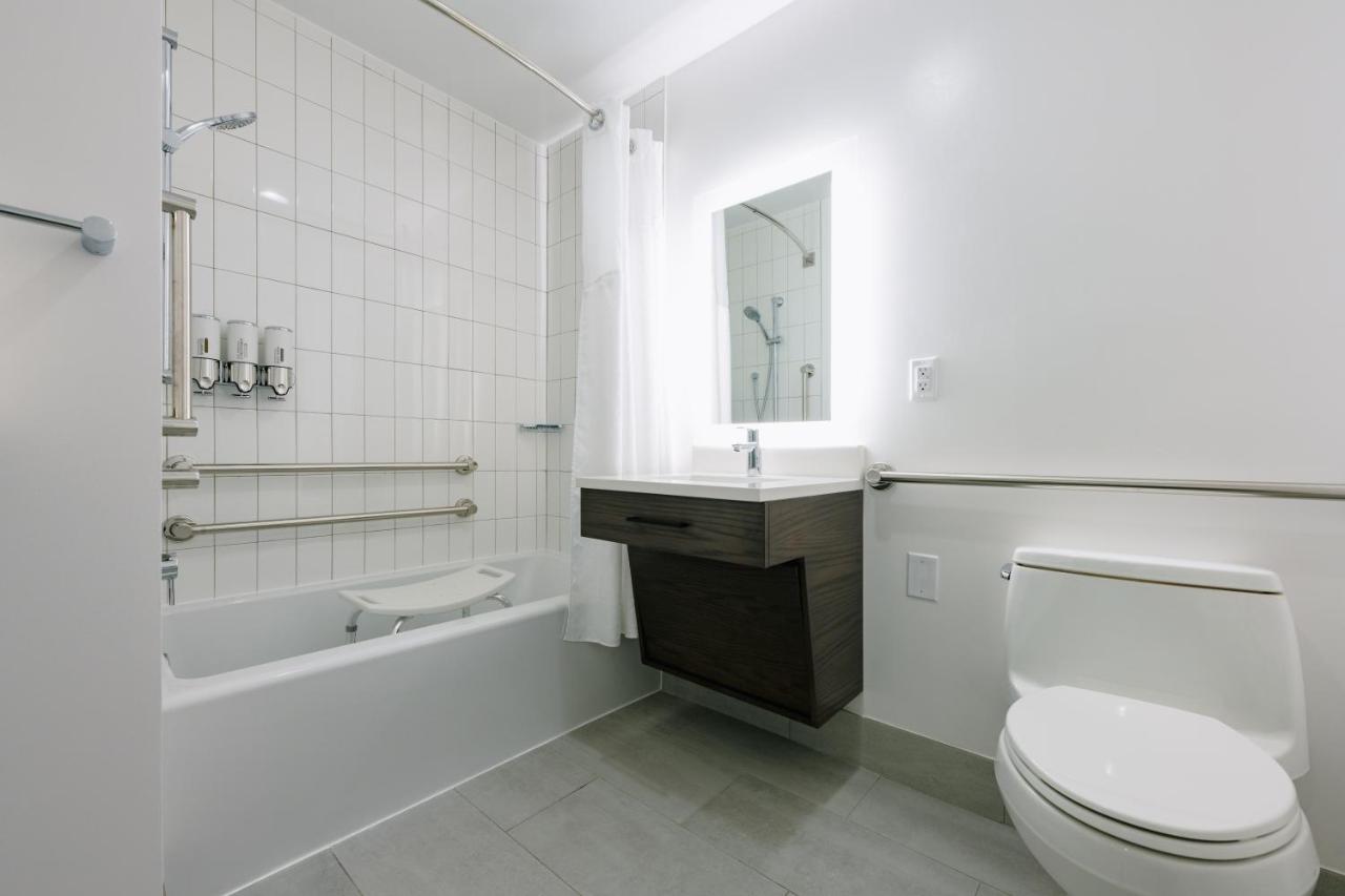 King Room with Accessible Bath Tub - Disability Access at Hotel Bethany Beach