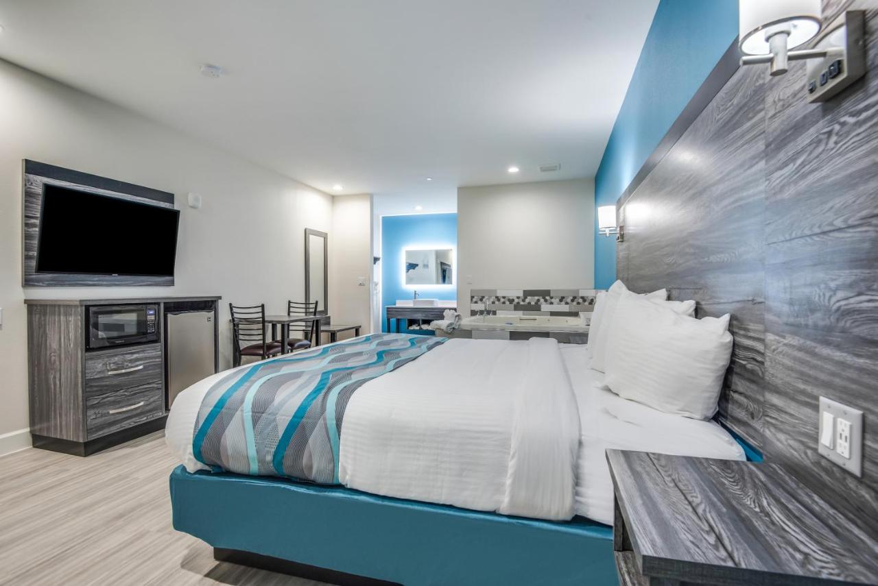 King Suite with Spa Bath at Americas Best Value Inn & Suites Houston at Hwy 6