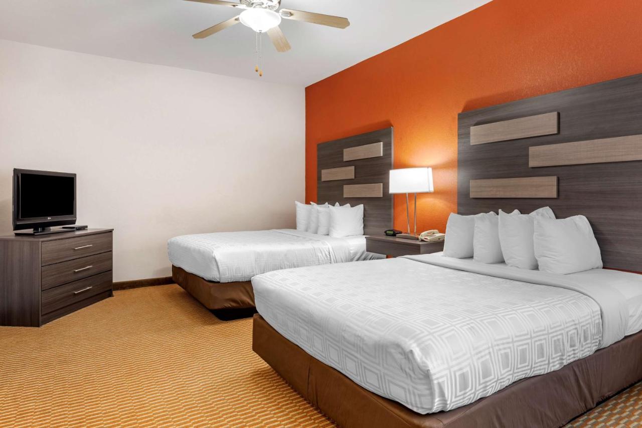 Queen Suite with Roll-In Shower - Disability Access/Non-Smoking at Best Western Palo Duro Canyon Inn & Suites
