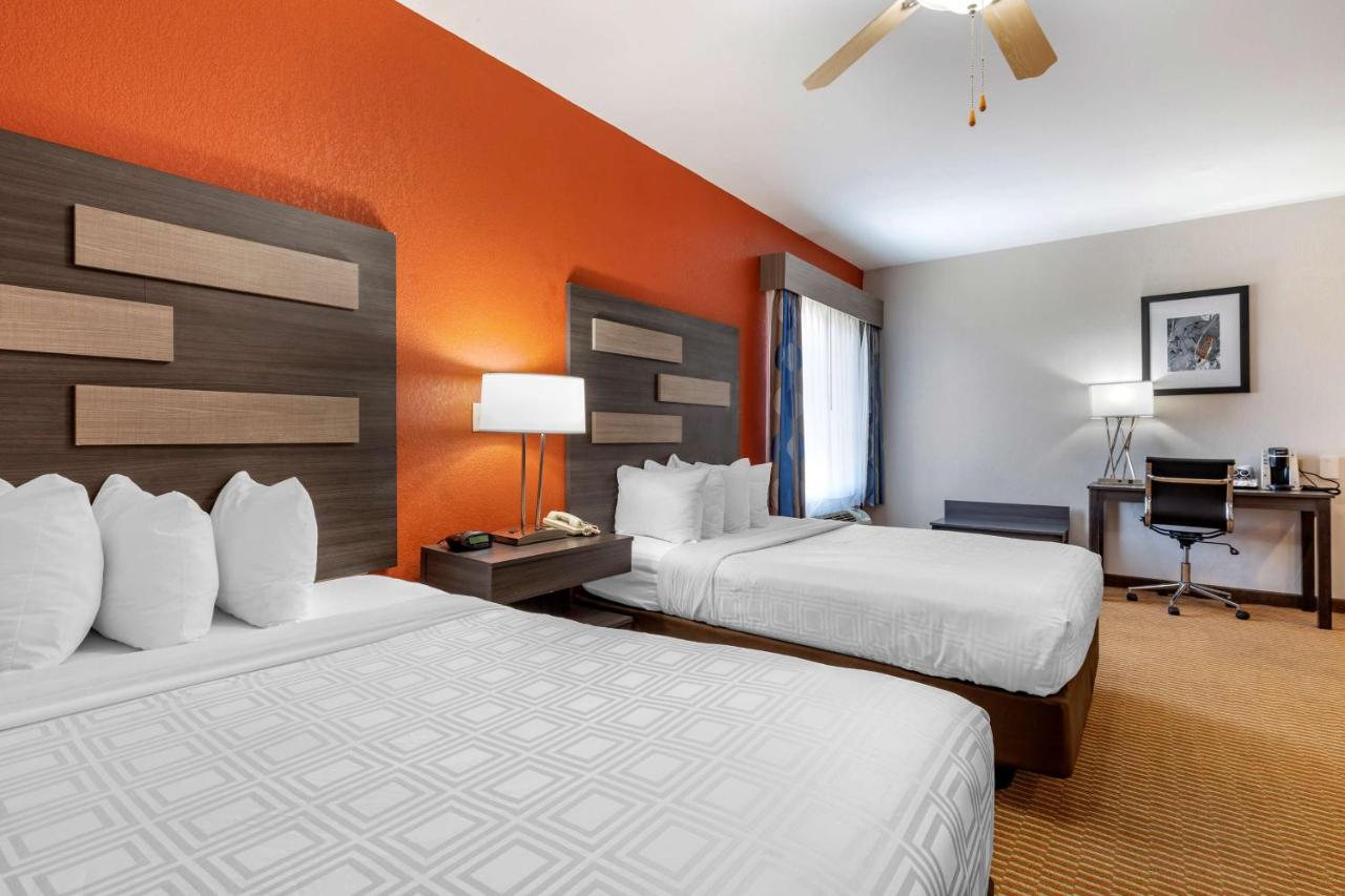 Queen Suite with Roll-In Shower - Disability Access/Non-Smoking at Best Western Palo Duro Canyon Inn & Suites