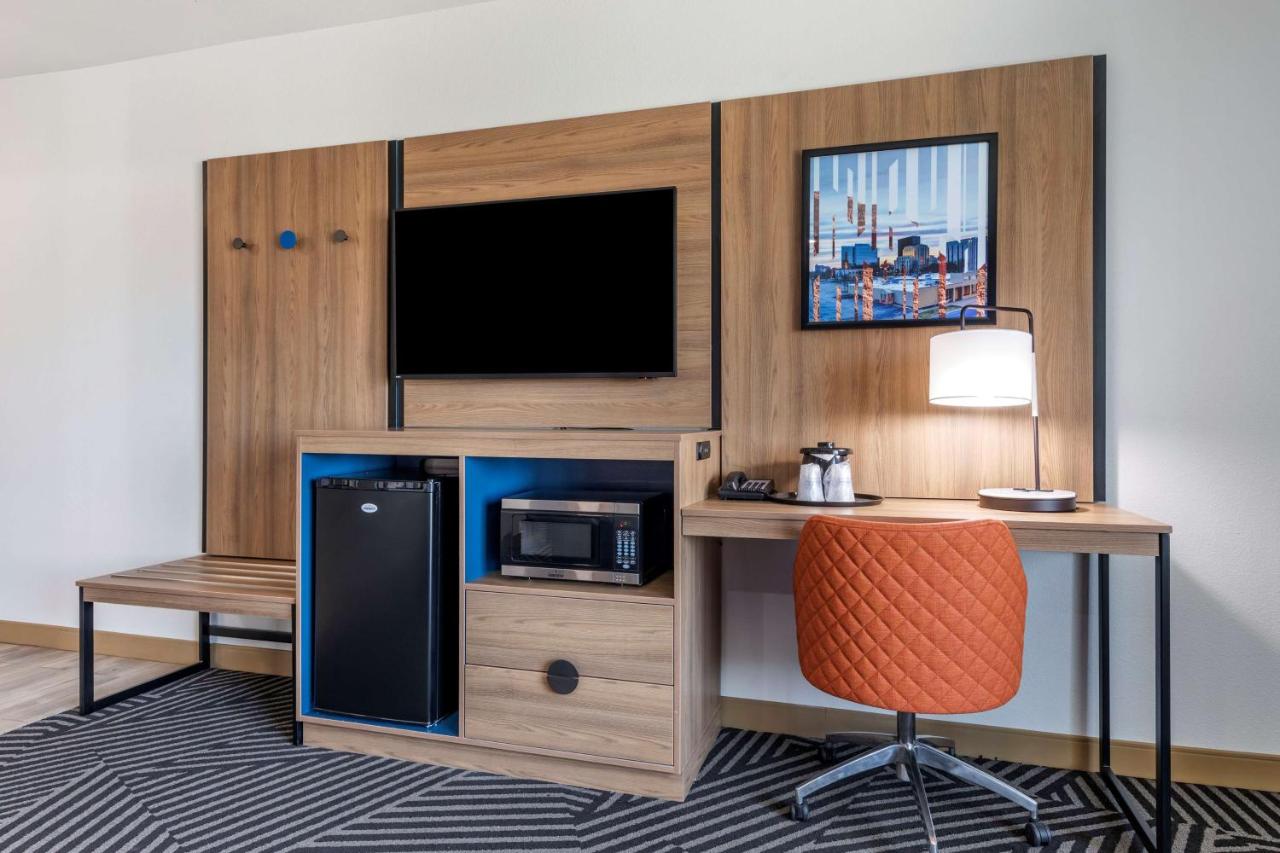 King Room with Roll-In Shower - Disability Access at Best Western Plus Amarillo East Hotel