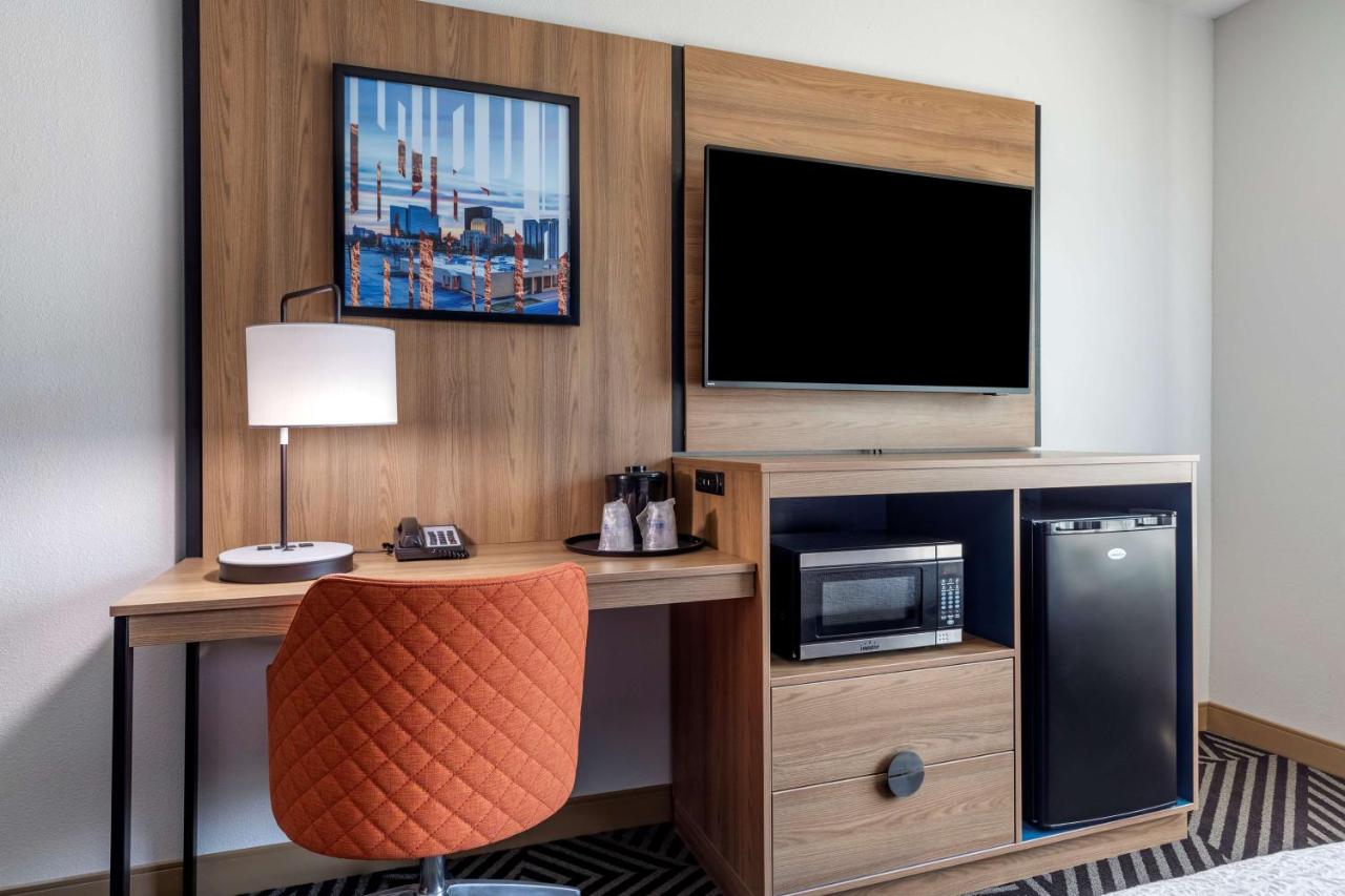 King Suite with Roll - In Shower - Disability Access at Best Western Plus Amarillo East Hotel