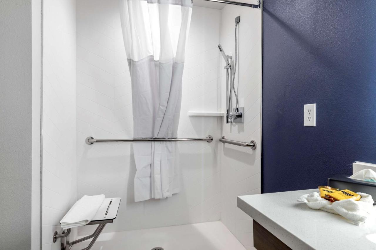 King Room with Roll-In Shower - Disability Access at Best Western Plus Amarillo East Hotel