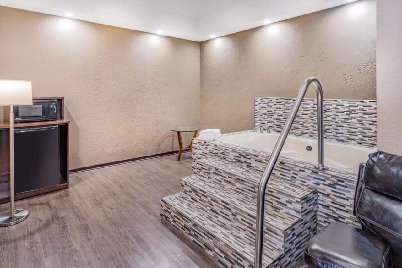 Deluxe King Suite - Smoking at Super 8 by Wyndham Columbia