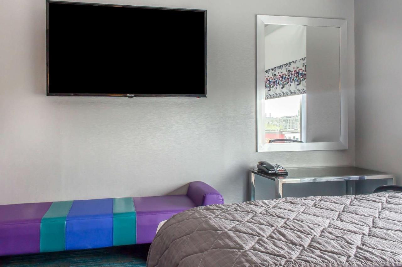 | Umbrella Hotel Bronx