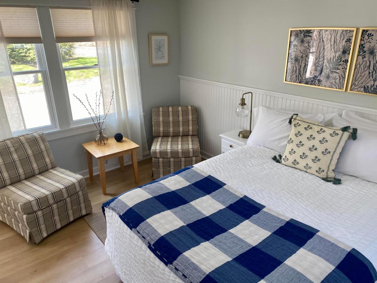 | Hanscom's Motel & Cottages
