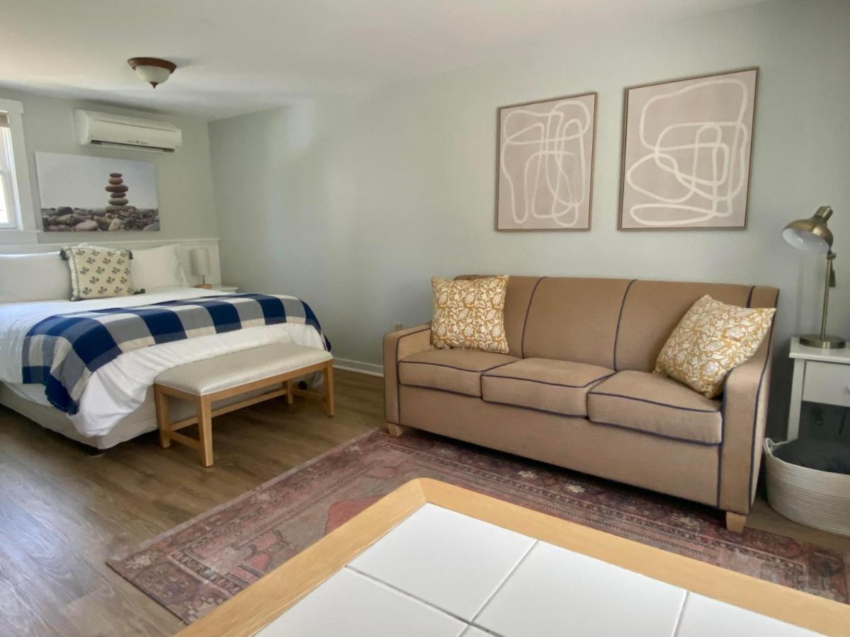 | Hanscom's Motel & Cottages