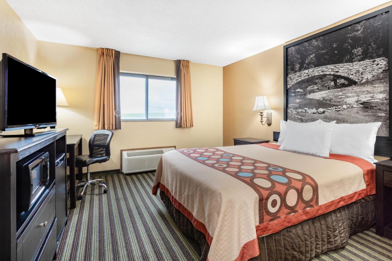 Queen Suite - Non-Smoking at Super 8 by Wyndham Iowa Falls