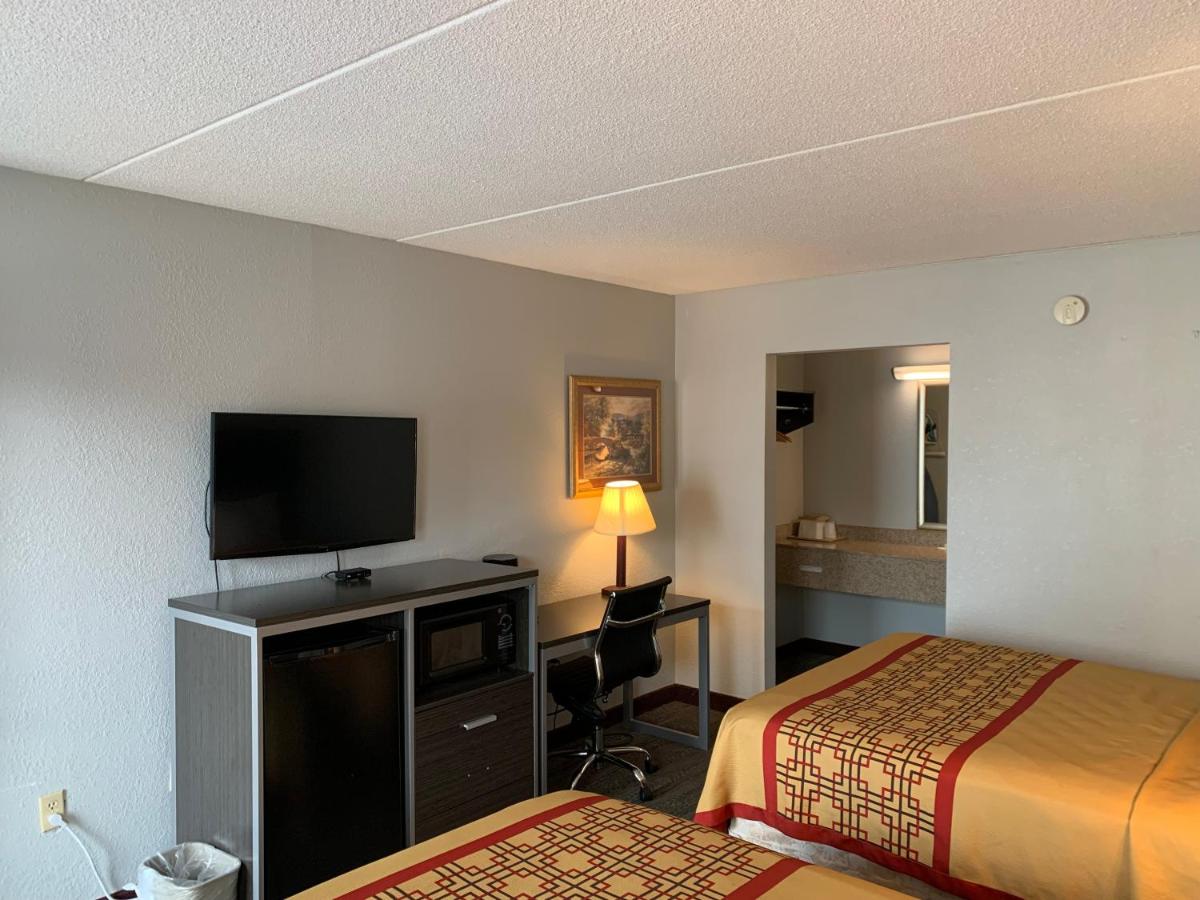 Queen Room with Two Queen Beds - Non-Smoking at Pigeon Forge Parkway Inn