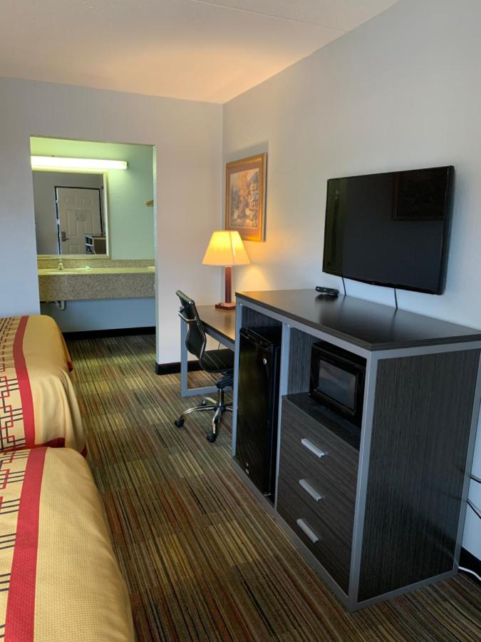 Queen Room with Two Queen Beds - Non-Smoking at Pigeon Forge Parkway Inn