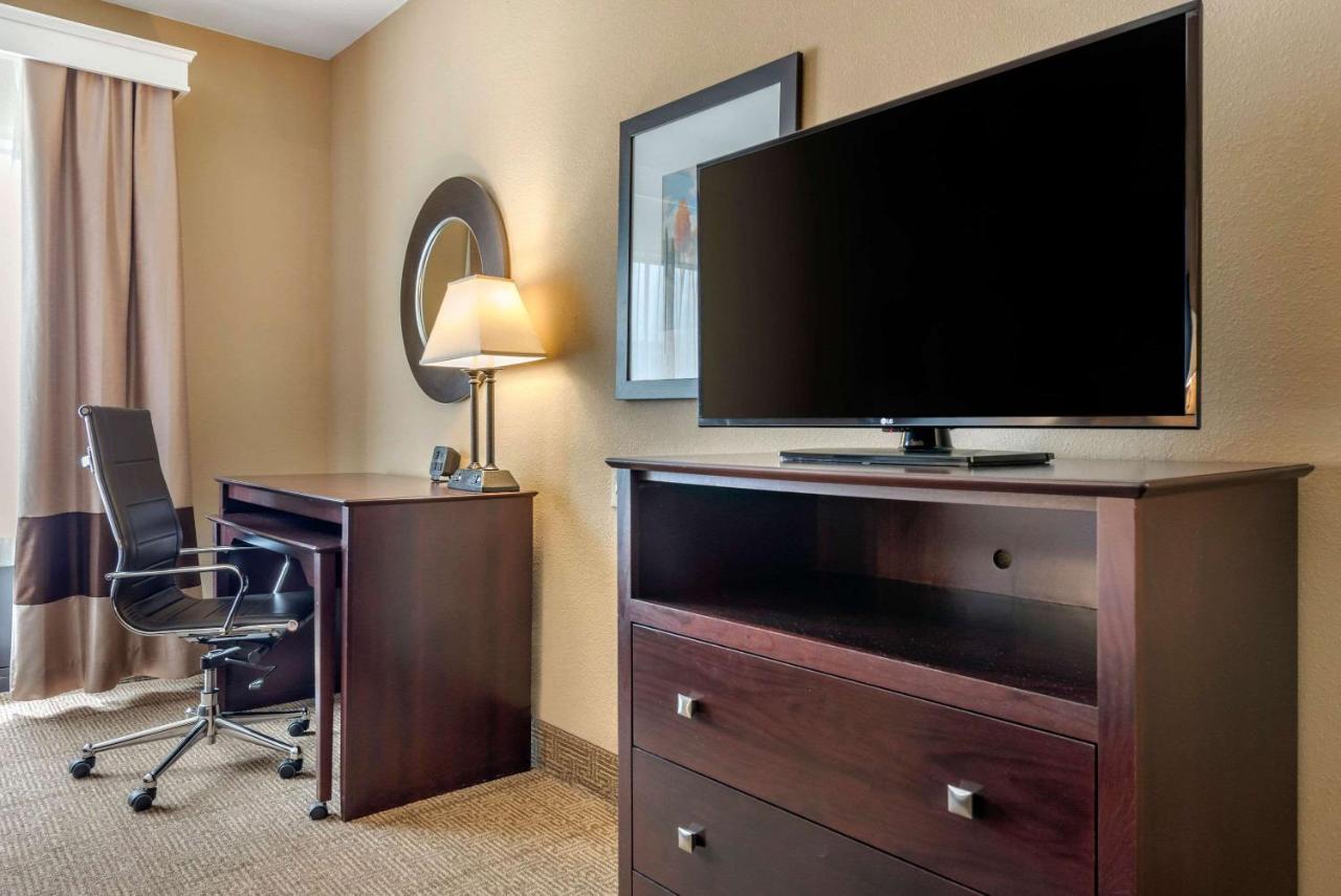 Double Suite with Two Double Beds - Non-Smoking at Comfort Suites near Route 66