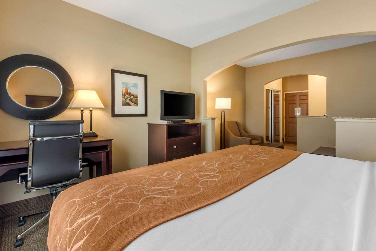 King Suite - Accessible/Non-Smoking at Comfort Suites near Route 66