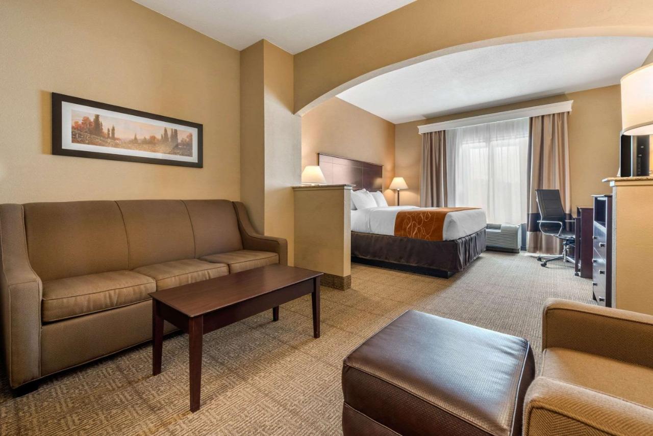 King Suite - Non-Smoking at Comfort Suites near Route 66