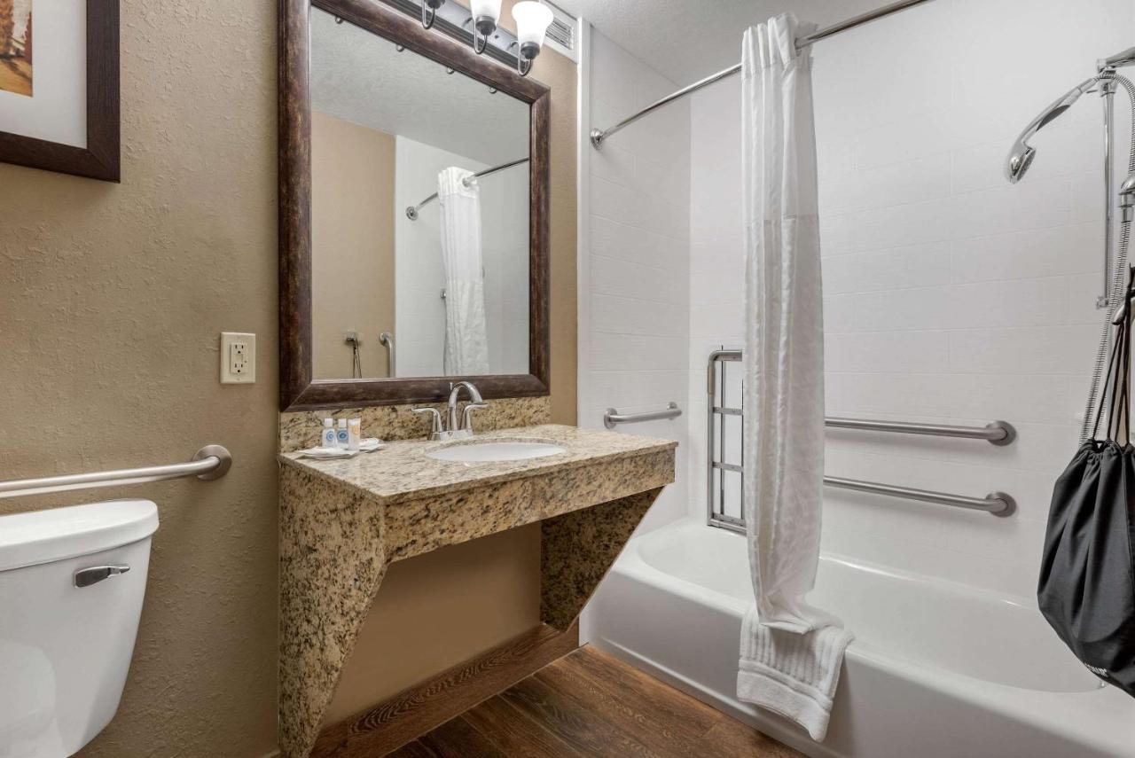 King Suite - Accessible/Non-Smoking at Comfort Suites near Route 66